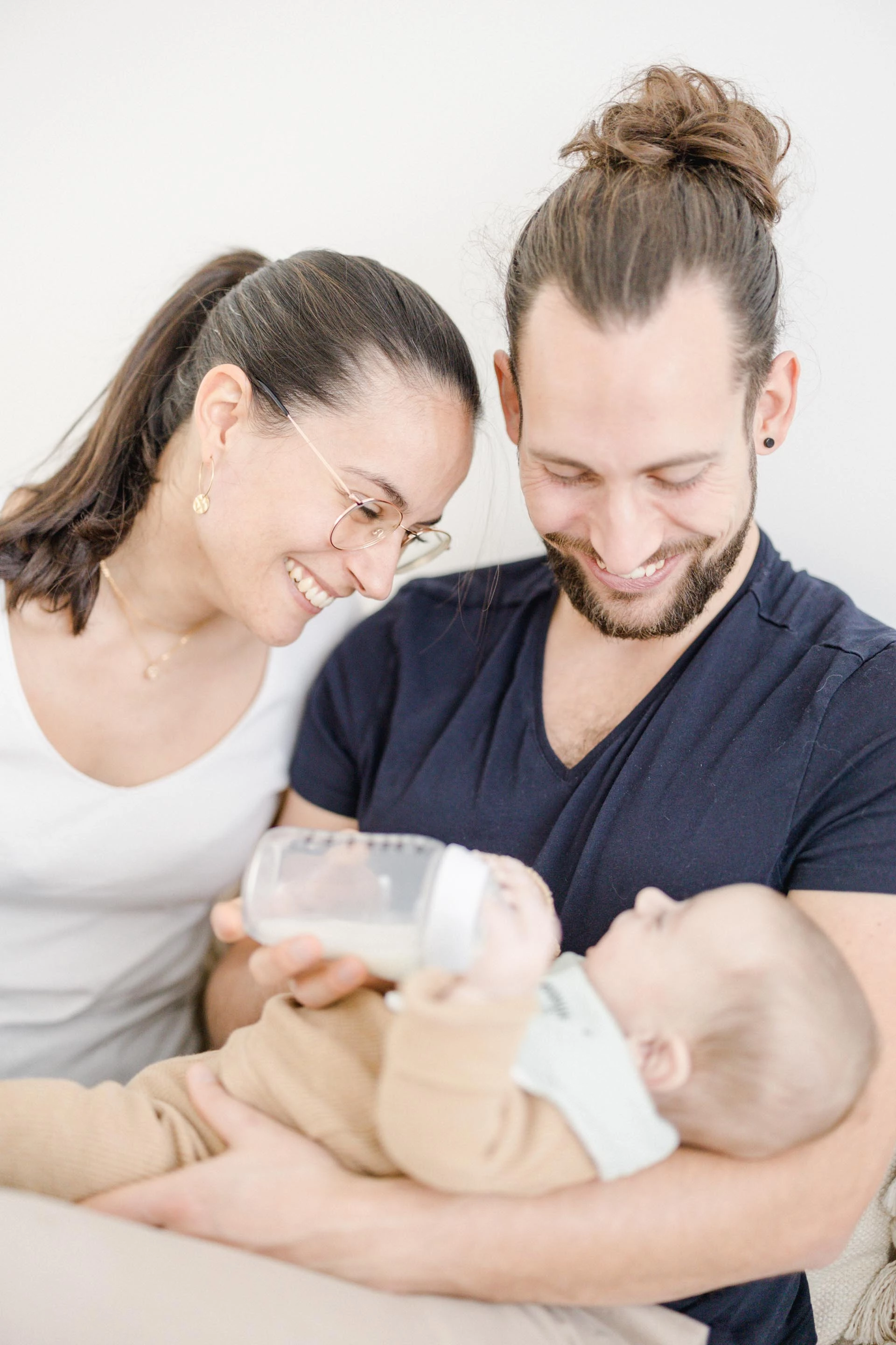 bonheur main biberon enfant gris